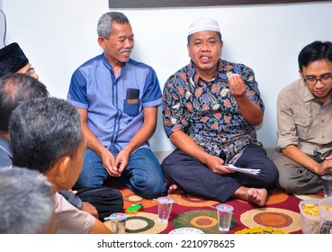 A Religious Leader Is Delivering A Lecture In Front Of The Audience At A Recitation Program. Bandung April 2016