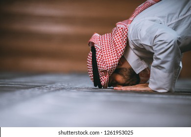 Religiöser Muskelmann betet in der Moschee