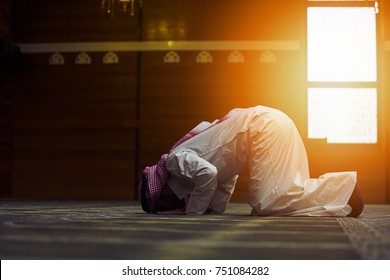 Religiöser Muskelmann betet in der Moschee