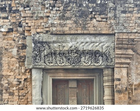 A remarkably intactet example of a sandstone lintel from Pre arup.