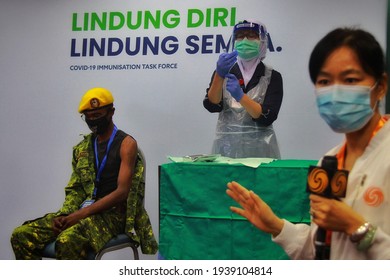 REMBAU, NEGERI SEMBILAN, MALAYSIA - MARCH 18, 2021: The Chief Nurse Supervisor Of Rembau Hospital Is Getting Ready To Give Sinovak Vaccine Injection To The Frontliner. Selected Focus On Centre Model