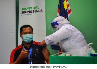 REMBAU, NEGERI SEMBILAN, MALAYSIA - MARCH 18, 2021: The Chief Nurse Supervisor Of Rembau Hospital Is Getting Ready To Give Sinovak Vaccine Injection To The Frontliner. Selected Focus Image On Patient