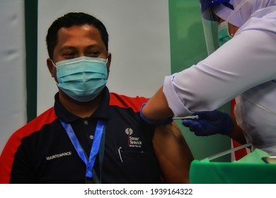 REMBAU, NEGERI SEMBILAN, MALAYSIA - MARCH 18, 2021: The Chief Nurse Supervisor Of Rembau Hospital Is Getting Ready To Give Sinovak Vaccine Injection To The Frontliner. Selected Focus Image On Patient