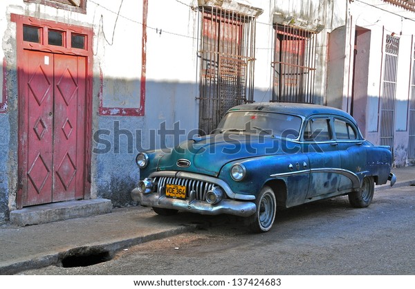 REMEDIOS-DECEMBER\
25:Oldtimer near in the city of Remedios on December 25th,\
2012.Under the law that changed in 2012,Cubans could only buy and\
sell cars that were in use before\
1959
