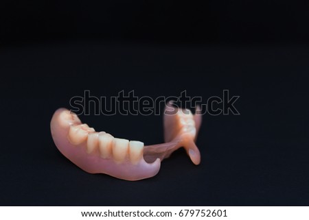 Removable dentures flexible, devoid of nylon