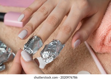 Remove The Gel Polish With Foil. Woman Pours Remove Liquid On A Cotton Pad, Puts It On A Nail And Wraps The Foil. Removing Shellac Nails. Do A Manicure For Yourself At Home. Beauty, Skin Care, Routine