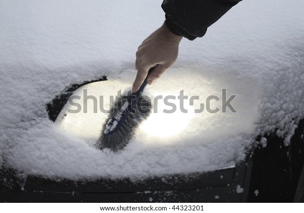 remove snow from car\
lamp