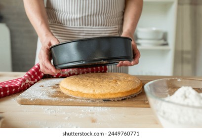 Removing cake base from a baking pan or cake pan 