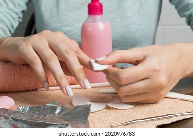 Removing Gel Polish From Nails. Woman Pours Remove Liquid On A Cotton Pad, Puts It On A Nail And Wraps The Foil. Removing Shellac Nails. Do A Manicure For Yourself At Home. Beauty, Skin Care, Routine.