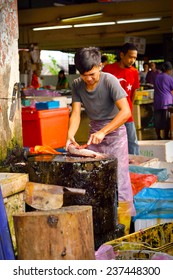 RENGIT, JOHOR, MALAYSIA - OCTORBER 19: A Man Cutting Fish On October 19, 2014 At Wet Market In Rengit, Batu Pahat, Johor, Malaysia. Rengit Is The Border Town Between Batu Pahat And Pontian District.
