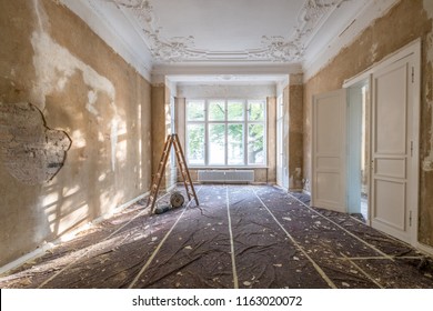 Renovierungskonzept - Leiter im leeren Wohnzimmer bei der Restaurierung oder Renovierung