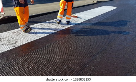 Renovation works on an asphalt road with the use of geosynthetics