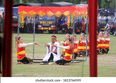 Rentak Bulian Dance Performance In Pekanbaru, Riau, Indonesia, Saturday (12/11/2016). The Rentak Bulian Dance Originates From The Talang Mamak Tribe, West Rengat District, Indragiri Hulu. 