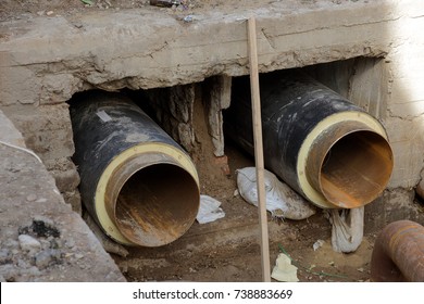 Repair Of City Water Supply. Replacement Of Old Rusty Metal Pipes On Plastic Pipes. New Modern Technologies Of Urban Engineering Networks. City Water Pipeline