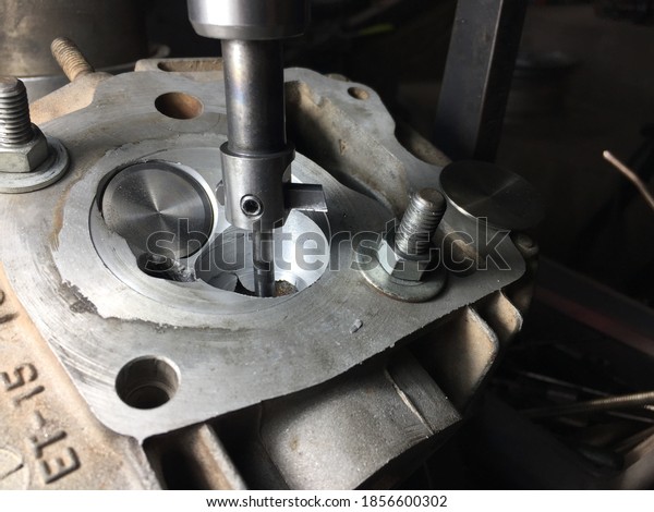 Repair the\
cylinder head of the motorcycle\
engine.
