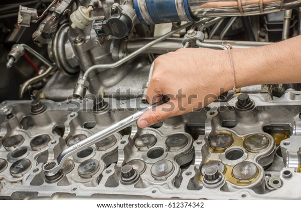  Repair engine\
cylinder head by mechanics.