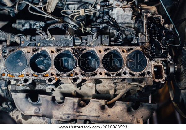 repair of the head of the\
engine block of an in-line diesel engine, opening the combustion\
chamber.