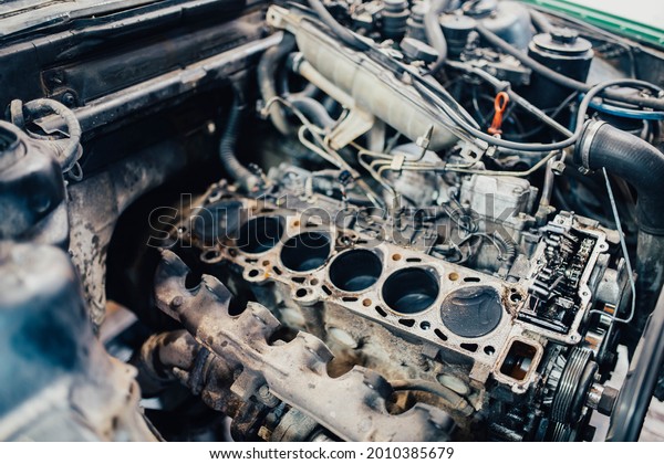 repair of the head of the\
engine block of an in-line diesel engine, opening the combustion\
chamber.