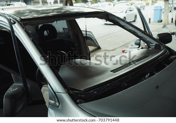 Repair and install auto glass,the broken\
windshield in car\
accident,
