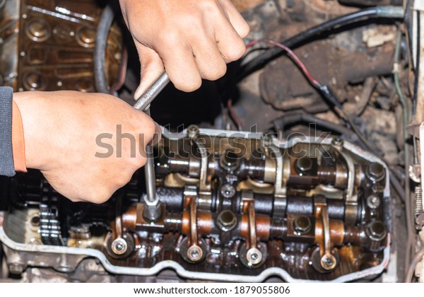 Repair of the internal combustion engine of\
a passenger car. Replacing the timing\
chain.
