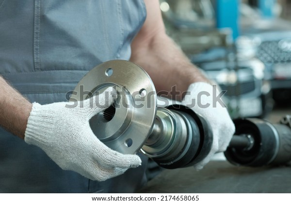 Repair and
maintenance of the car suspension. Auto parts. Front-wheel drive.
The hub of the front wheel. An auto mechanic checks the compliance
of the hub with the
drive.