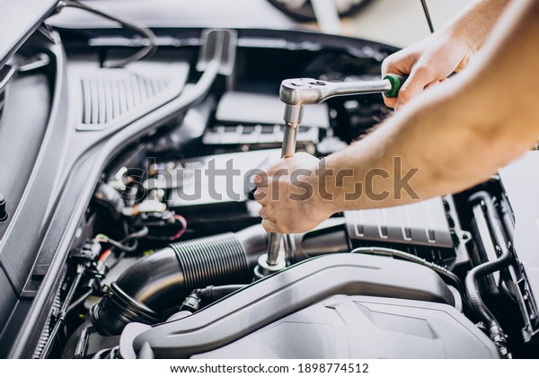 Repair man making car\
service