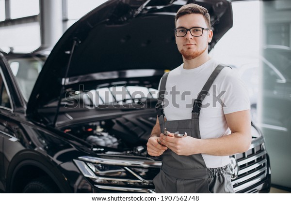 Repair man making car\
service