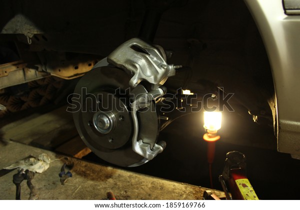 Repair and replacement of brakes with your own\
hands in the garage.
