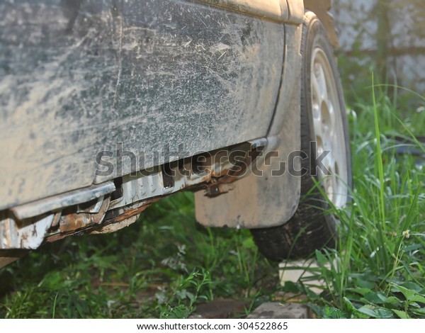 Repair rotten door sill of\
old car