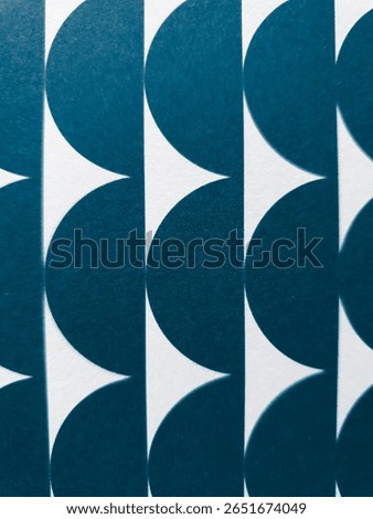 Repetitive retro pattern with vertical wavy half circles