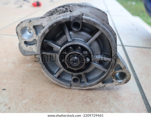Replace the\
parts of the starter motor of the old\
car