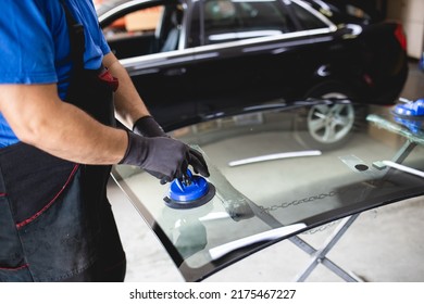 Replacement Of Car Glass In A Car Service.