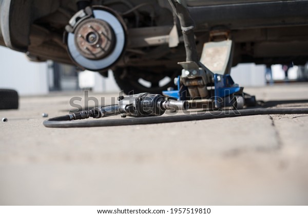 Replacement of wheels\
with a pneumatic\
tool