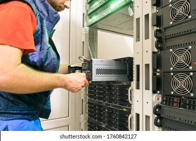 Replacing The Battery In An Uninterruptible Power Supply. Changing The Power Module In The Server Room Close-up. Working With Equipment In The Datacenter Rack.