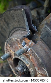 Replacing The Old Worn Brake Disc On The Car.