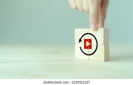 Replay Icon On Wooden Cubes On Smart Grey Background And Copy Space. Recap Business, Meeting Summary, Business Review Concept. 