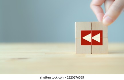 Replay Icon On Wooden Cubes On Smart Grey Background And Copy Space. Recap Business, Meeting Summary, Business Review Concept. 