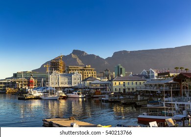Republik Südafrika. Kapstadt (Kaapstad). Wasserfront - Victoria-Becken mit historischen Gebäuden. Teufelsgipfel und Tafelberg im Hintergrund