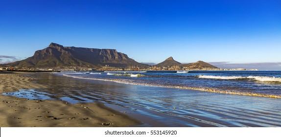 Republic of South Africa. Cape Town (Kaapstad). Panoramic view of the city and Table Mountain (from left: Devil's Peak; Lion's Head and Signal Hill)