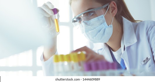 Forscher, Arzt, Wissenschaftler oder Laborassistent, der mit medizinischen Tuschlöhren aus Kunststoff im modernen Labor oder Krankenhaus arbeitet