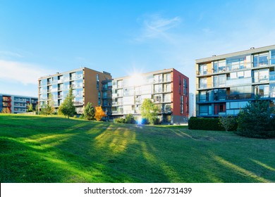 Das Appartement verfügt über eine Fassadenarchitektur mit Außenanlagen. Blauer Himmel auf dem Hintergrund. mit Sonnenlicht