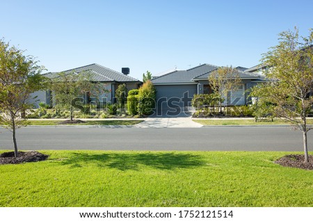 Residential neighbourhood street with some modern Australian homes. The beautiful environment in Melbourne's suburb.VIC Australia. Foto stock © 