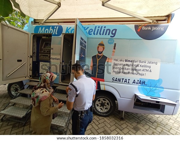 Residents carry out banking activities using\
mobile cash cars owned by Bank Jateng, (Sunday, November 8, 2020),\
at the Mijen District Office, Semarang City, still following health\
protocol procedures.