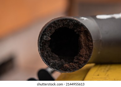 Residue or thick layer of soot after a poor combustion in a fireplace, layered on the inner part of a chimney pipe or smokestack. Dangerous situation for fire, fire hazard.