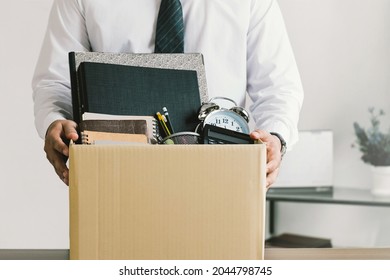 Rücktritt. Geschäftsleute, die Schachteln für persönliche Habe und Resignationsbriefe halten.Ein Job verlassen, der große Aufschub. Der große Rücktritt.