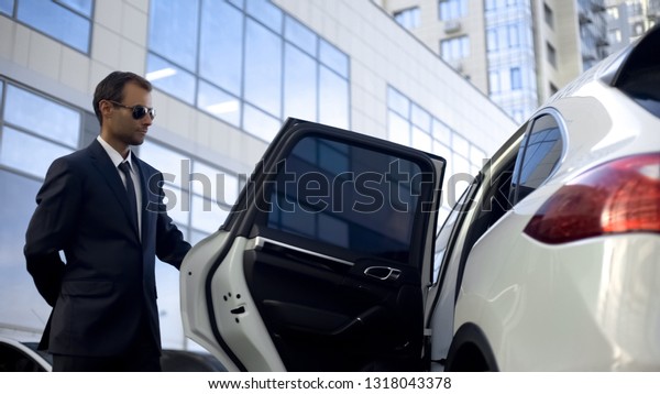 責任ある運転手が上司の車のドアを開け 贅沢なサービス 職務を行う の写真素材 今すぐ編集