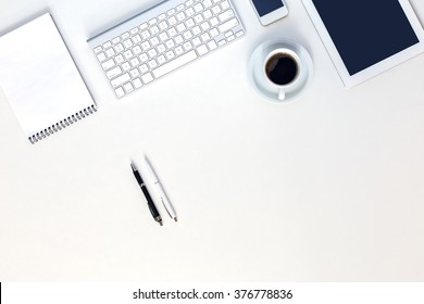 Mockup-Mock-Up High-Tech Top-View-Gadgets Keyboard Notepad Pen Kaffeemaschine auf ungewöhnlichem weißen Tisch