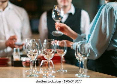 The Restaurant Staff Learns To Distinguish Between Glasses