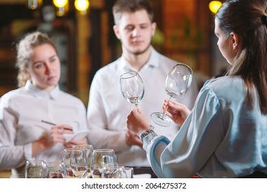 The Restaurant Staff Learns To Distinguish Between Glasses