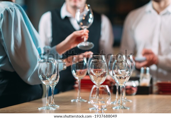 The restaurant staff learns to distinguish\
between glasses